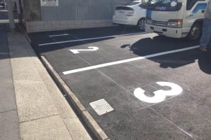 駐車場の文字入れ工事 特大サイズ 月極駐車場どっとこむ 月極の駐車場検索専門サイト