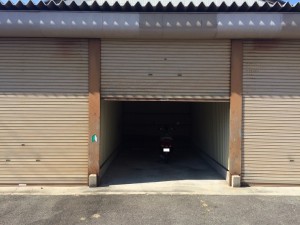 香呑町１丁目シャッター付ガレージ