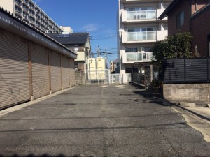 香呑町１丁目シャッター付ガレージ