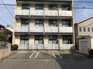 レオパレス恋の坂駐車場
