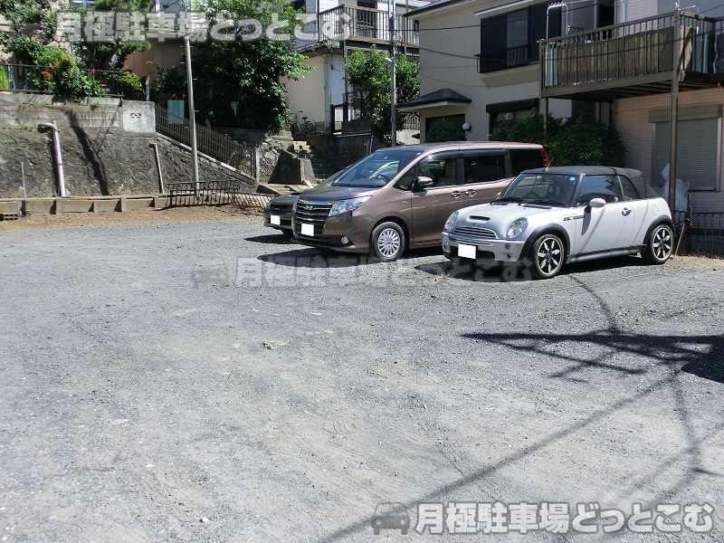横浜市神奈川区沢渡32-13の月極駐車場1