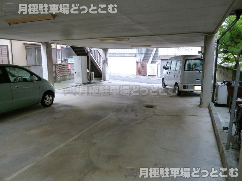 横浜市南区六ツ川2-101-22の月極駐車場2