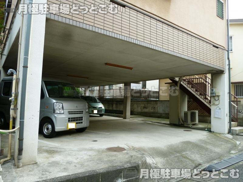 横浜市南区六ツ川2-101-22の月極駐車場3