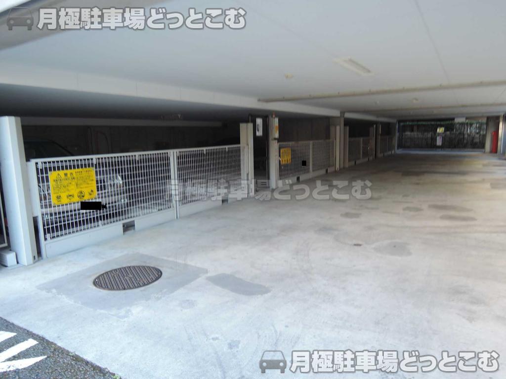 川崎市高津区久本1丁目8－1の月極駐車場1