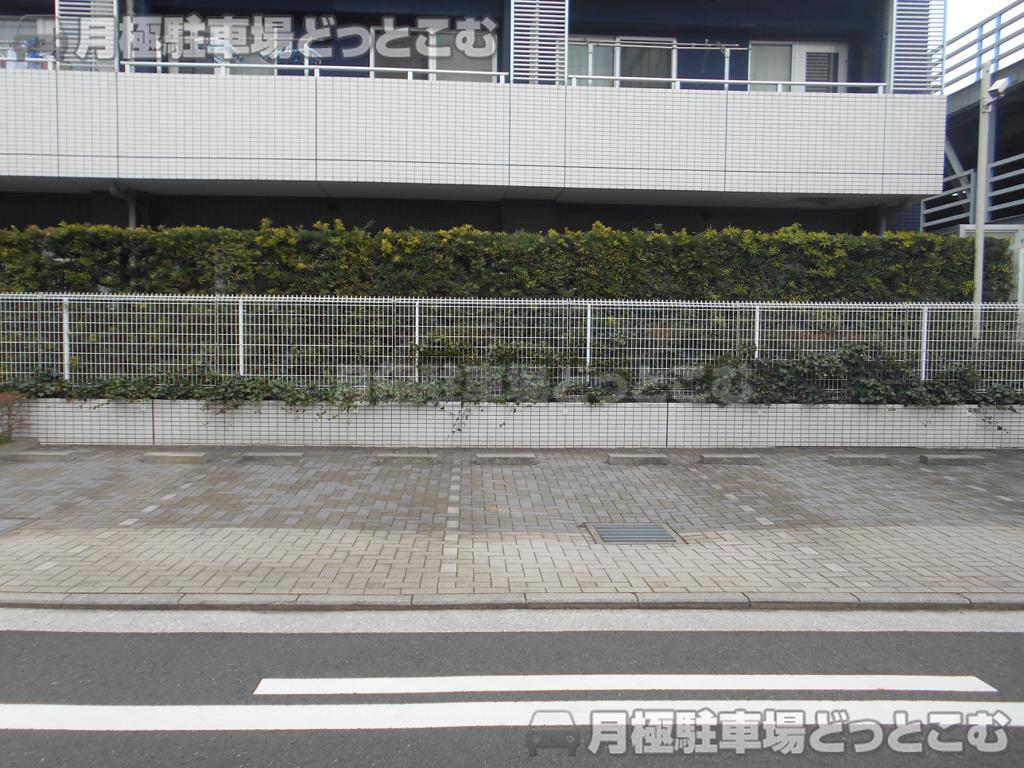 横浜市鶴見区鶴見中央3-5-10の月極駐車場1