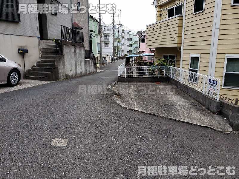 横浜市港南区笹下5丁目3793-13の月極駐車場1