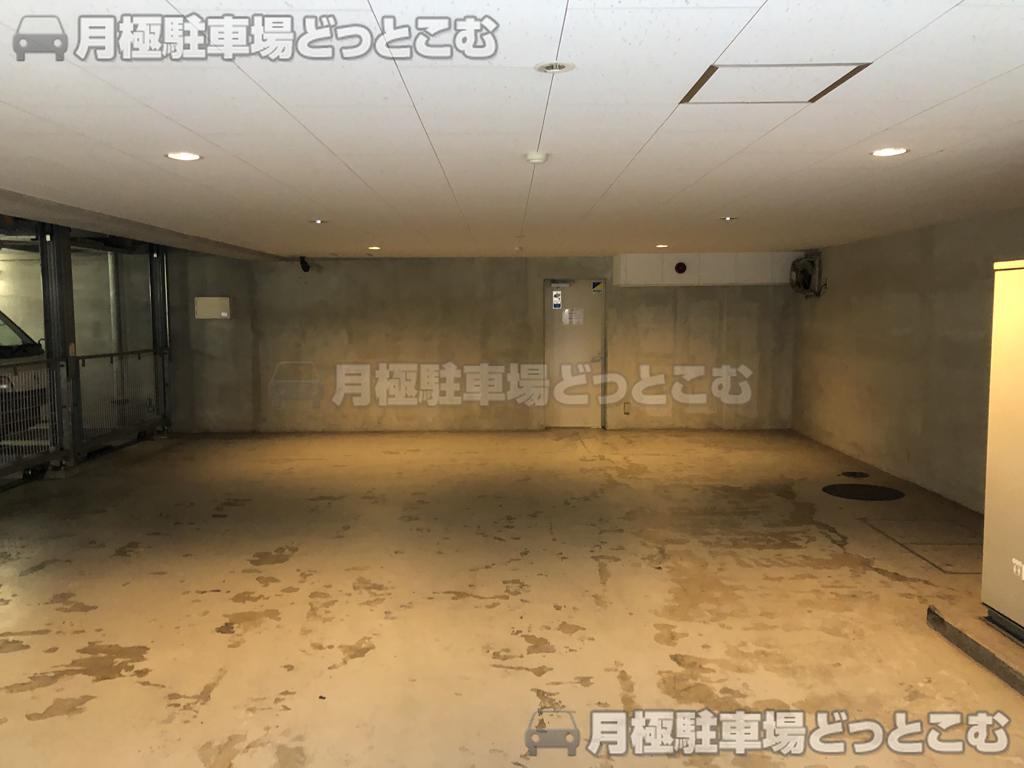 横浜市西区平沼1-3-22の月極駐車場1