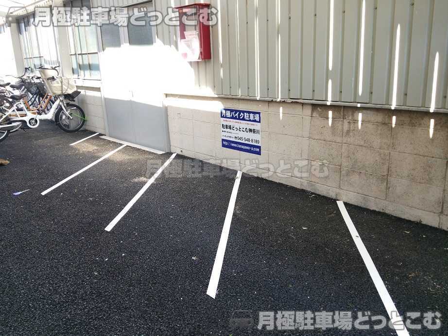 横浜市鶴見区市場東中町12-1の月極駐車場1