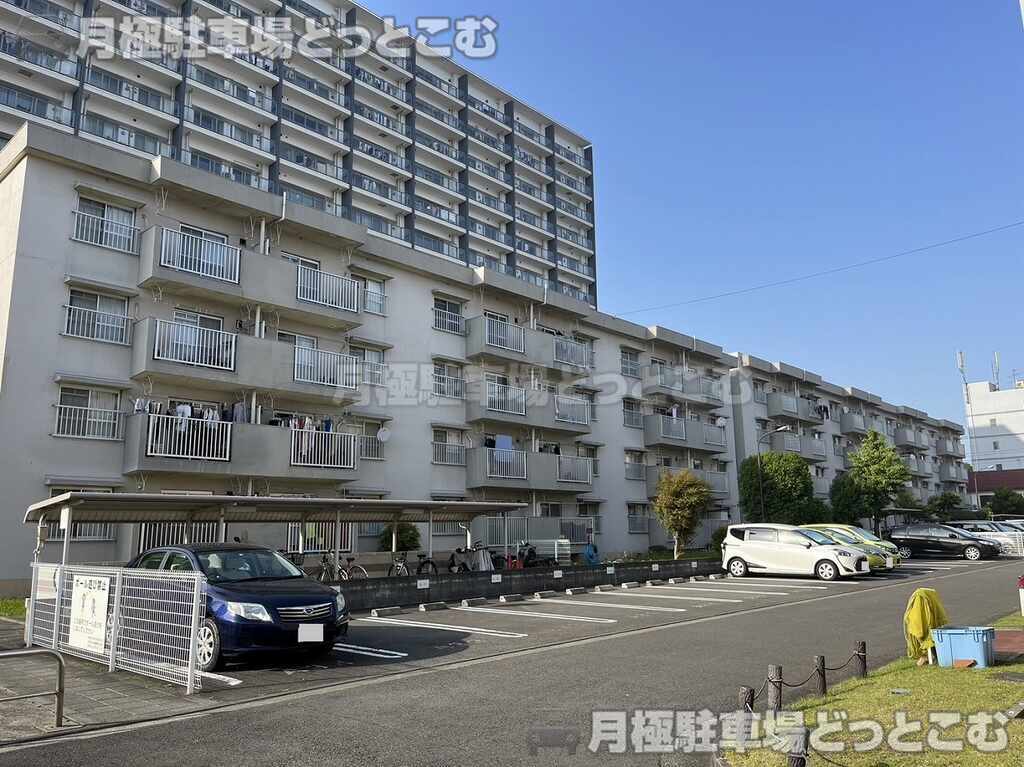 藤沢市湘南台1丁目20-4,1-19-13の月極駐車場1