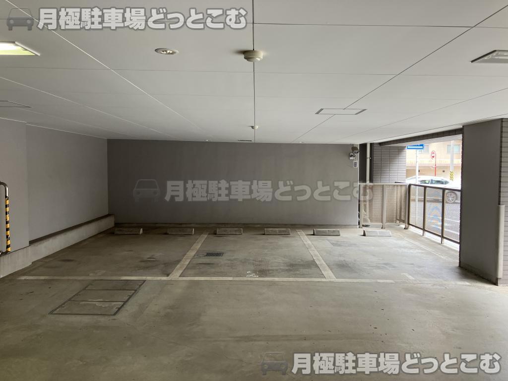 横浜市神奈川区泉町3-1の月極駐車場1