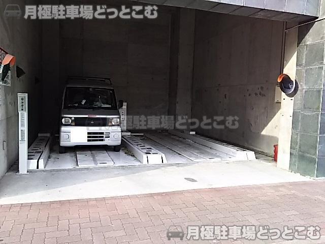 横浜市南区吉野町4-19-7の月極駐車場1