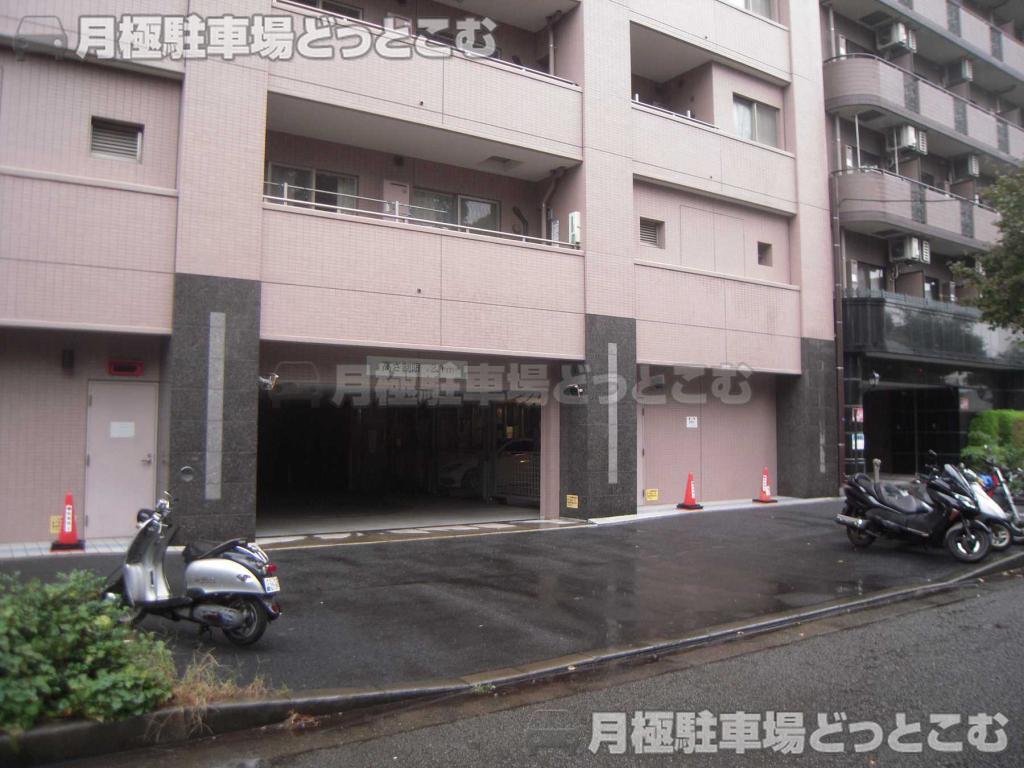 横浜市中区吉田町75-1の月極駐車場3