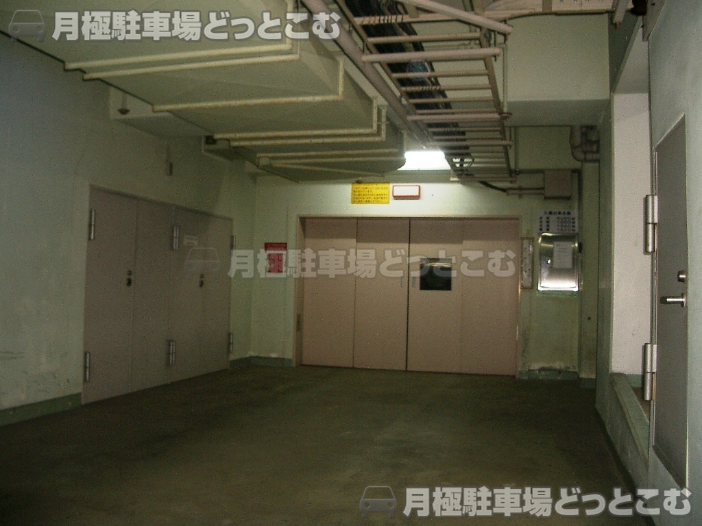 横浜市西区平沼1-12-1の月極駐車場1