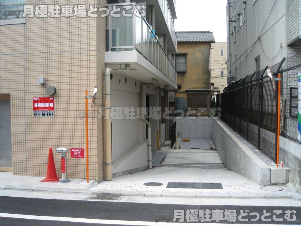 横浜市神奈川区六角橋1-18-19の月極駐車場3