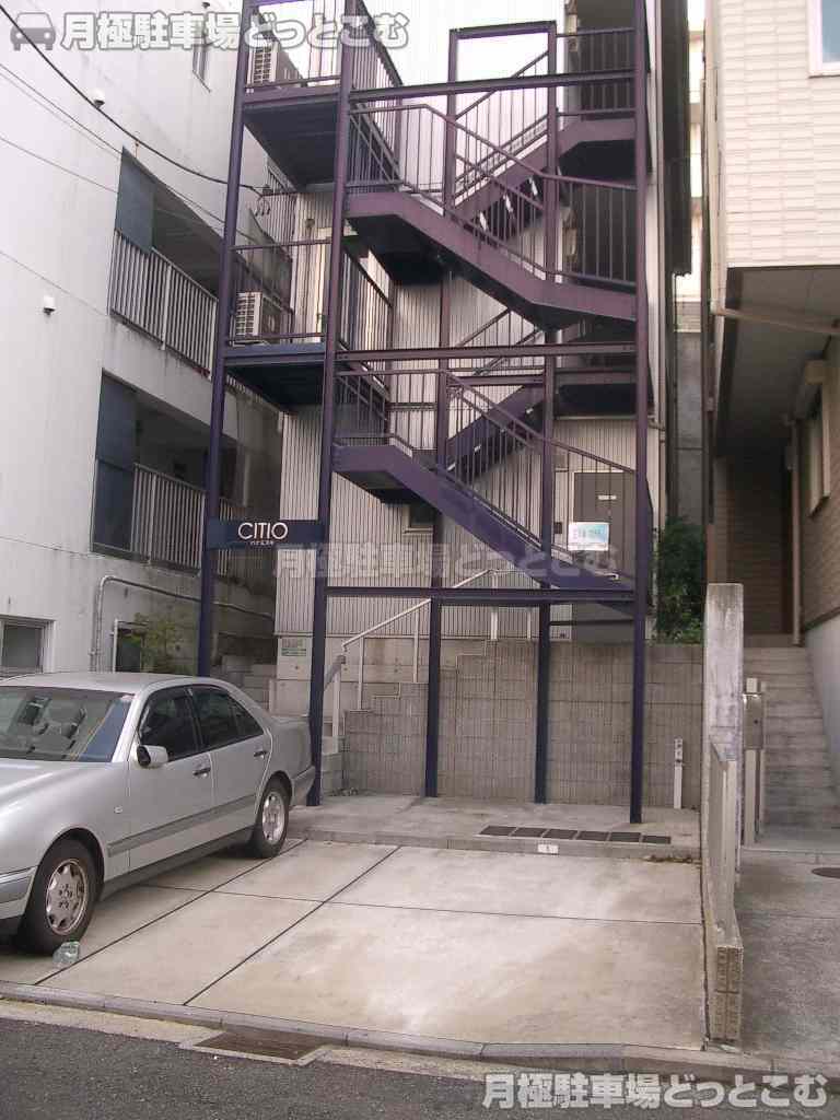 横浜市神奈川区七島町11-4の月極駐車場1