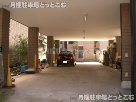 横浜市神奈川区松本町3-23-4の月極駐車場1