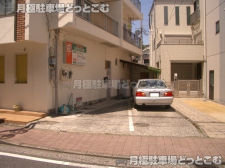 横浜市神奈川区松本町2-18-4の月極駐車場1