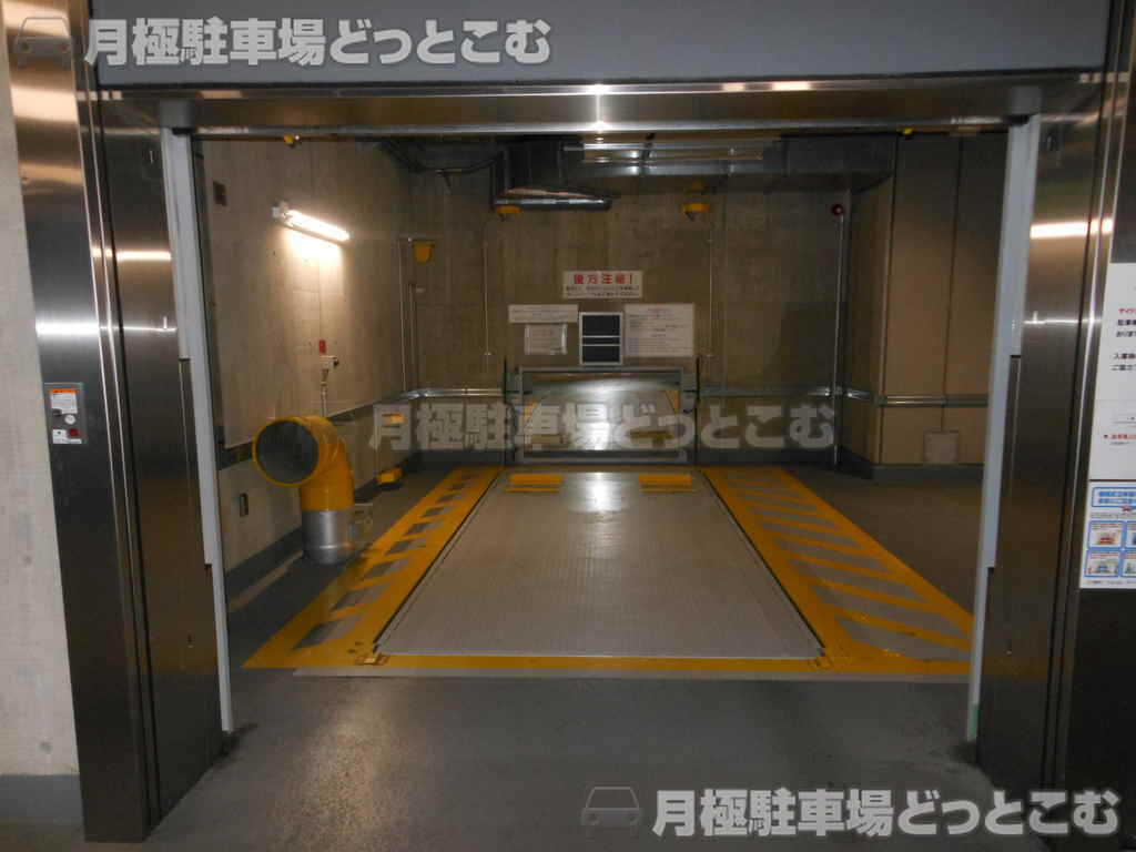 港区六本木7丁目18-18の月極駐車場2