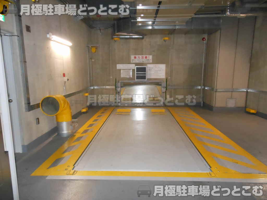 港区六本木7丁目18-18の月極駐車場3