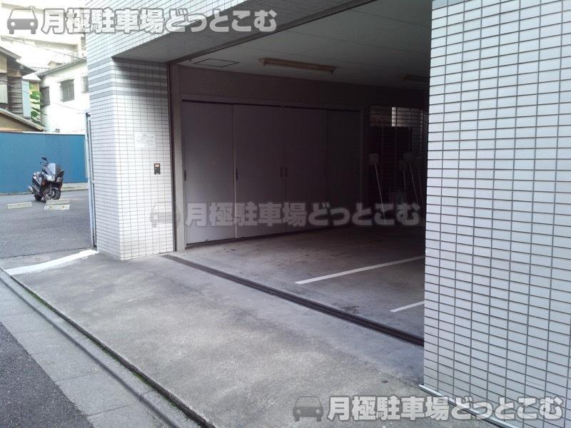 港区芝大門1丁目12番16号の月極駐車場2