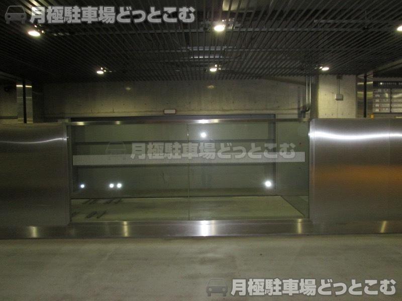 港区芝3丁目8-2の月極駐車場2