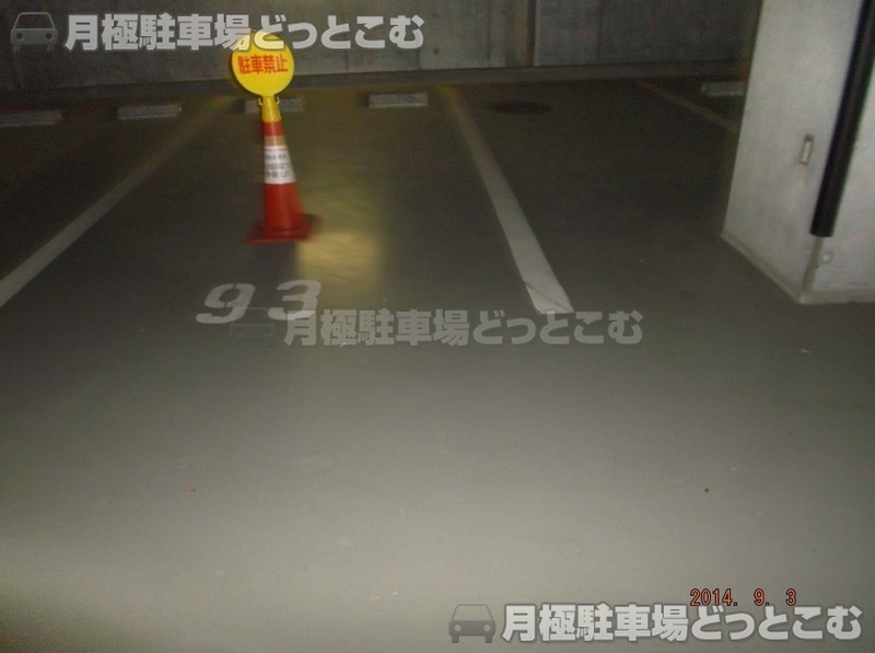 千代田区西神田3丁目5-2の月極駐車場1