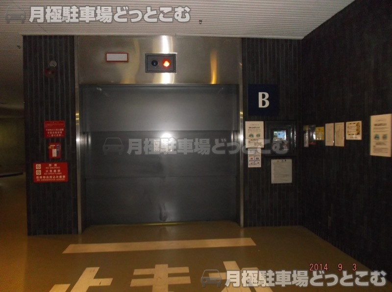 千代田区西神田3丁目5-2の月極駐車場1