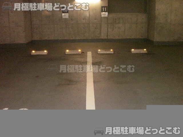 千代田区外神田3丁目12-8の月極駐車場2