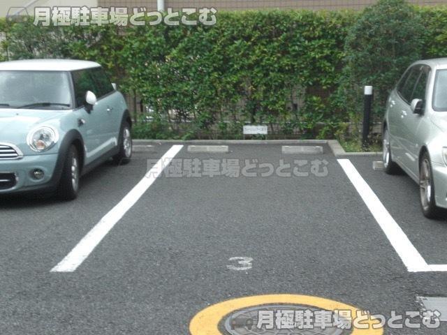 新宿区荒木町13-4の月極駐車場1