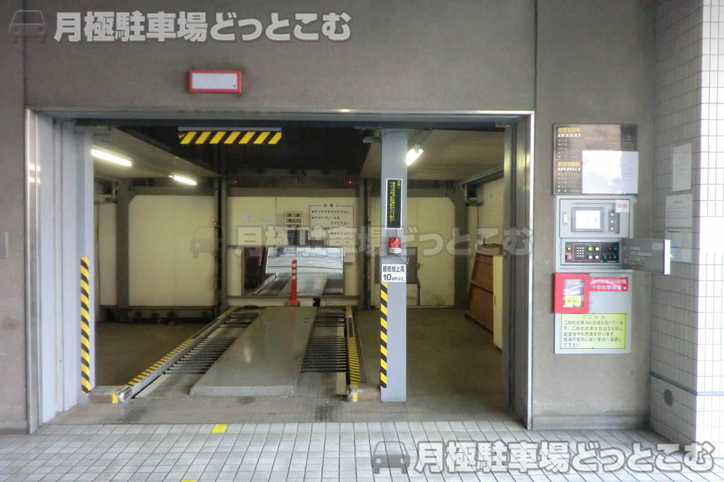 川崎市川崎区駅前本町12-1の月極駐車場1