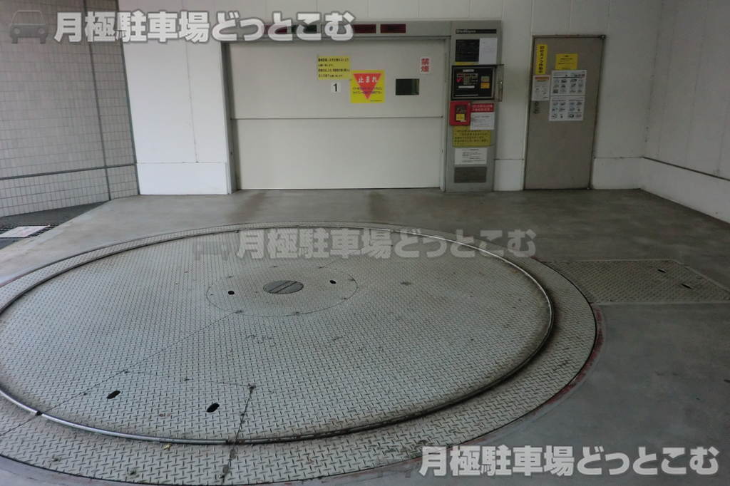 川崎市川崎区駅前本町12-1の月極駐車場1