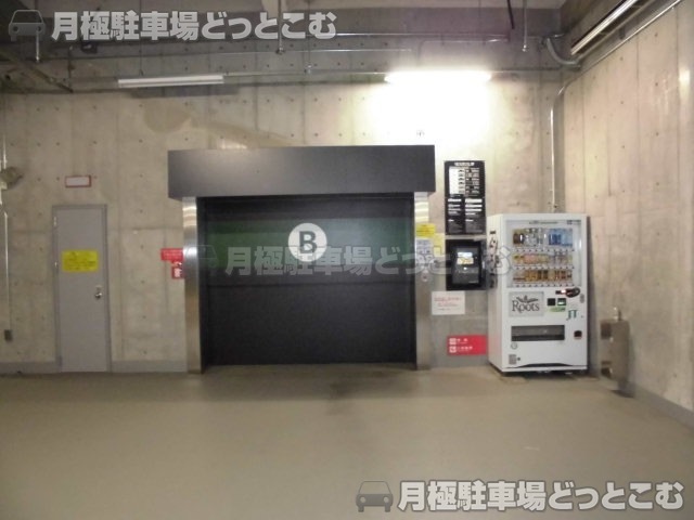 渋谷区東1丁目2-20の月極駐車場1