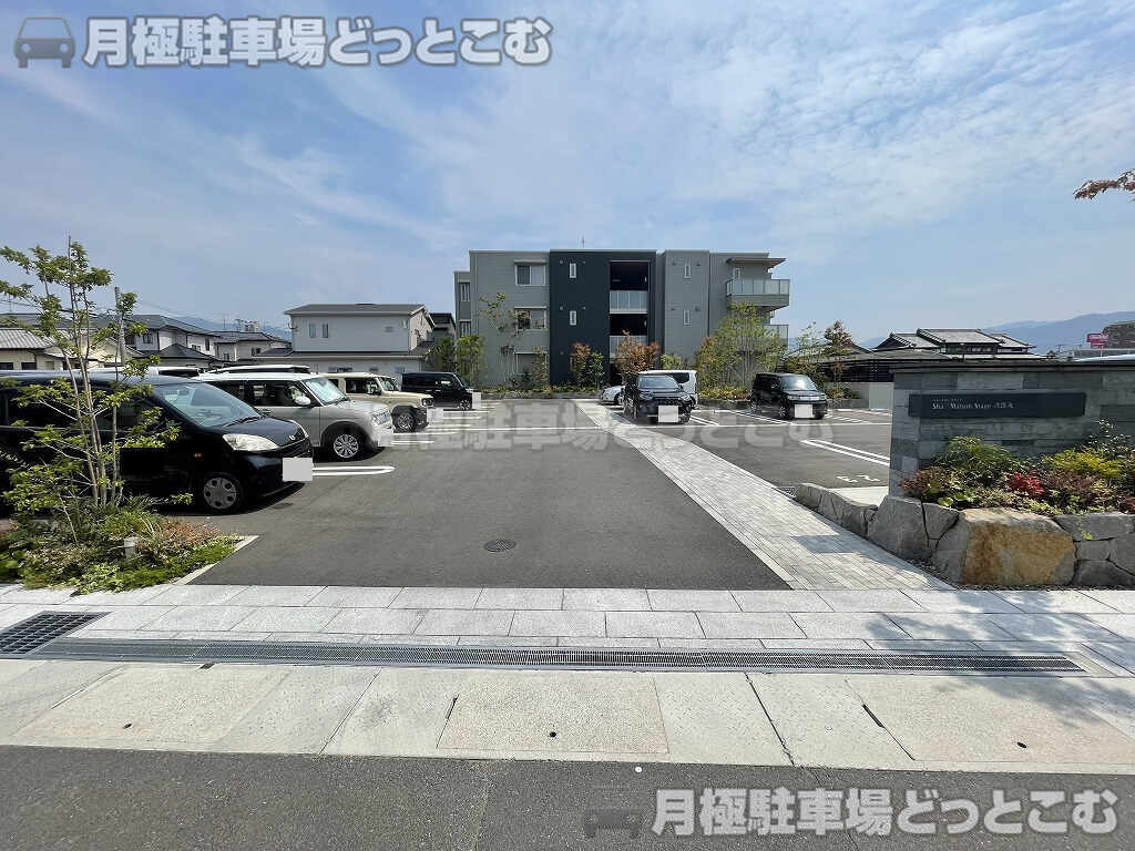 福岡市早良区次郎丸4丁目4-11の月極駐車場1