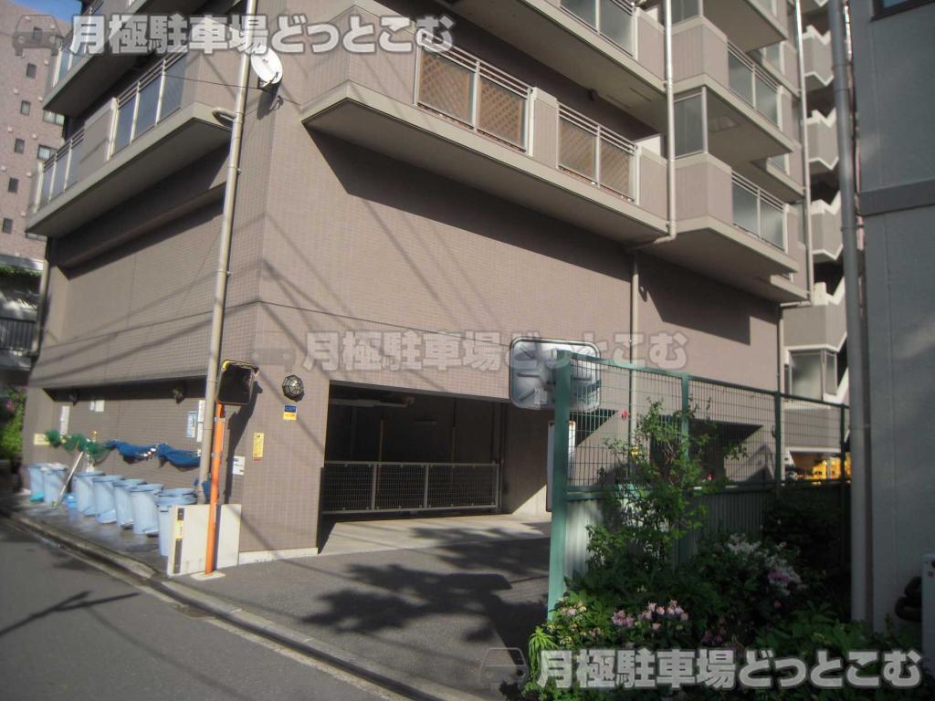 横浜市神奈川区栄町13-4の月極駐車場3