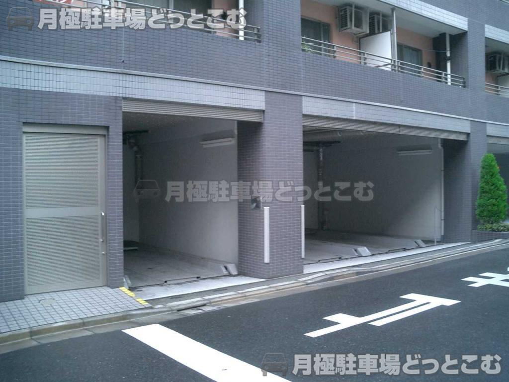 中央区日本橋本町3-6-7の月極駐車場1