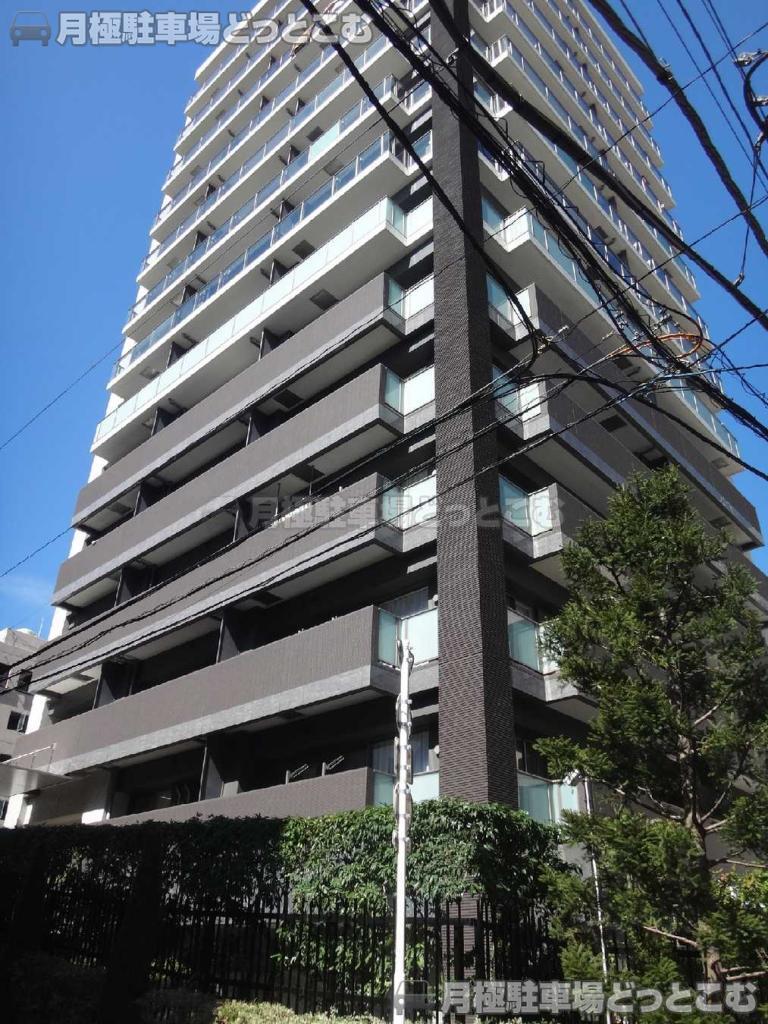 渋谷区桜丘町8-11の月極駐車場1