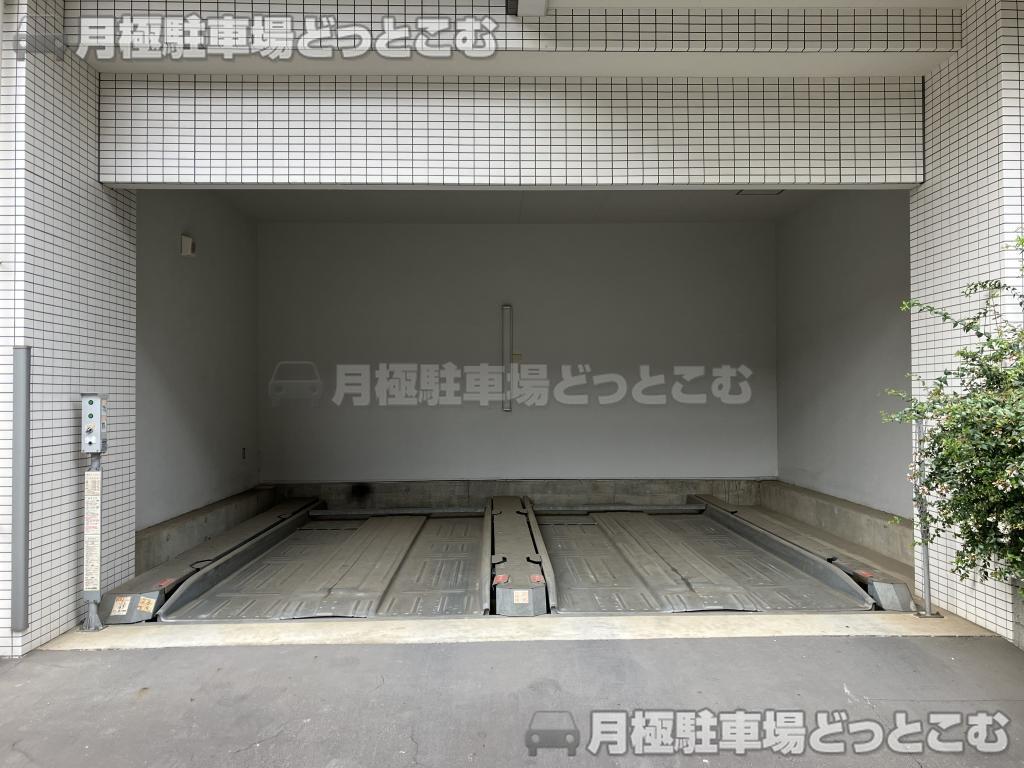 新宿区余丁町9-4の月極駐車場3