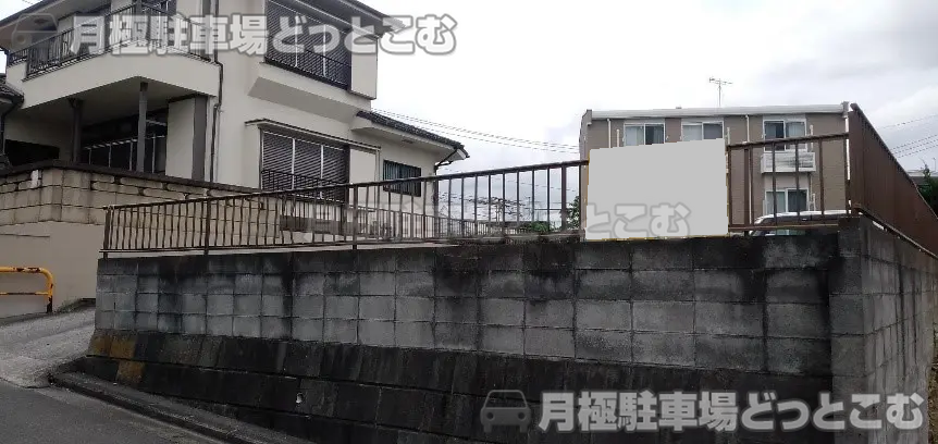横浜市南区弘明寺町105-6の月極駐車場1