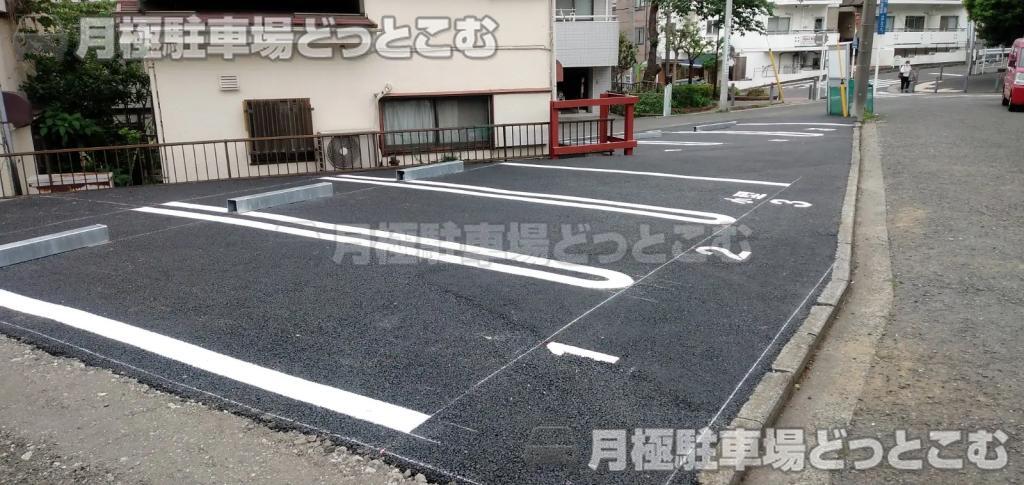 横浜市港南区上大岡西3-726の月極駐車場1