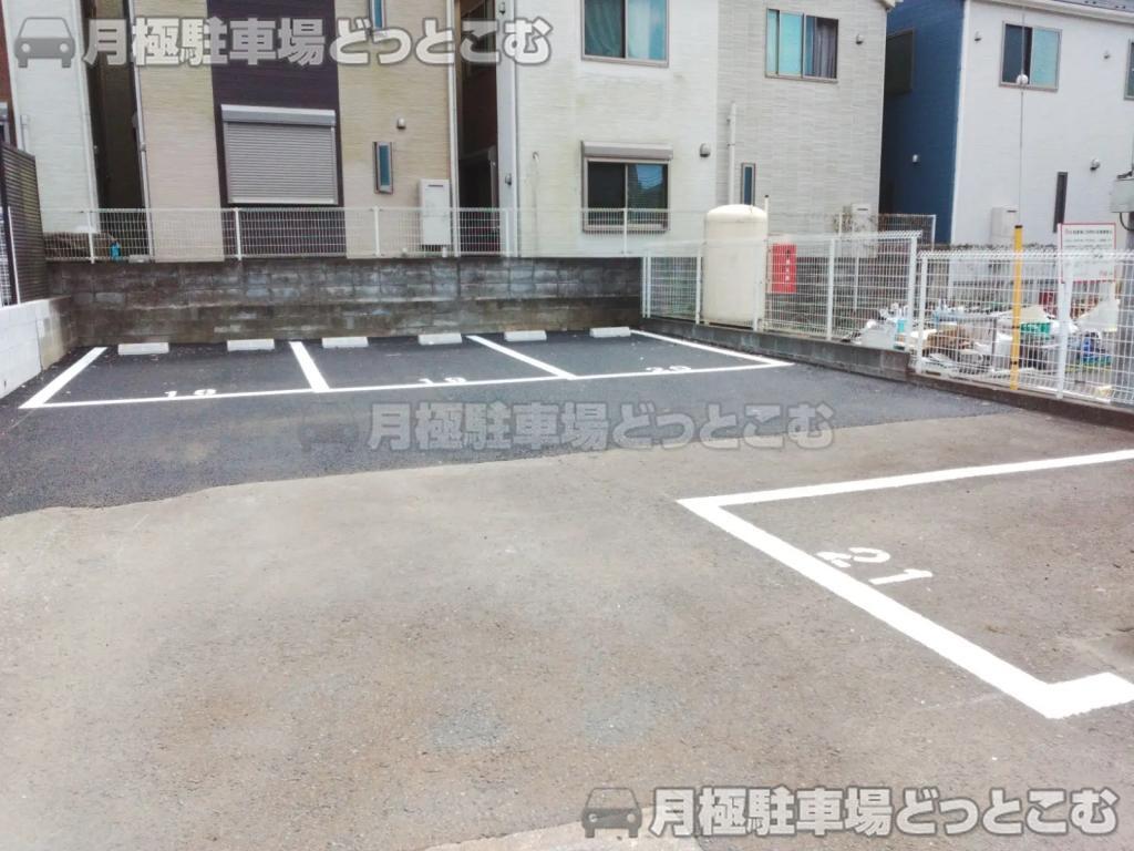横浜市港南区日野中央2-2056-1の月極駐車場3