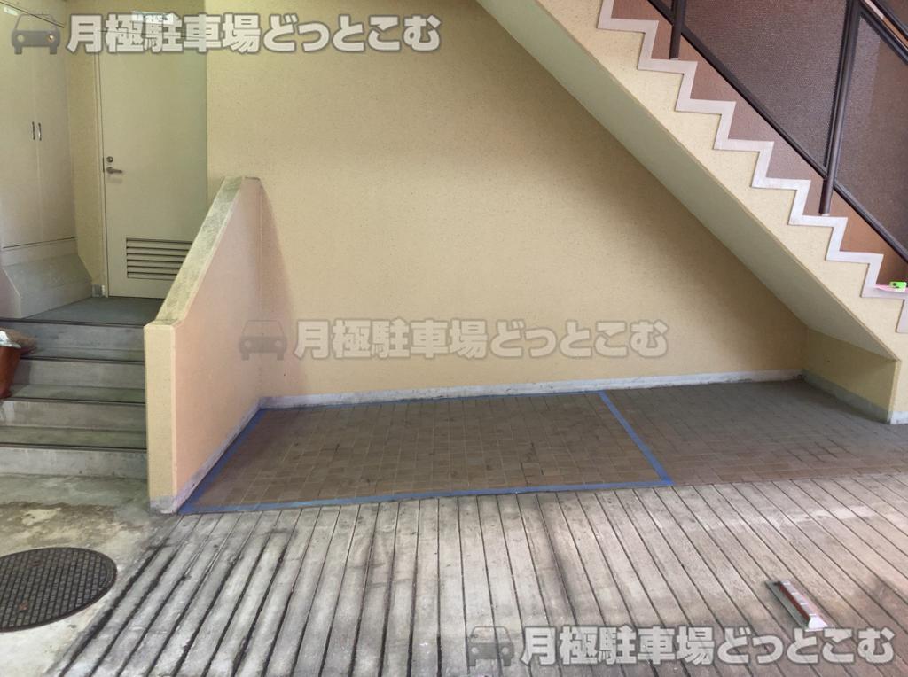 大阪市中央区内淡路町3-2-15の月極駐車場1