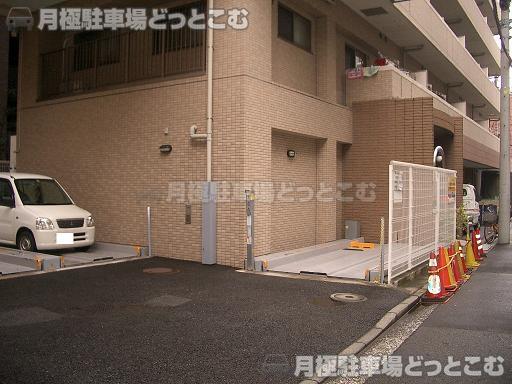 横浜市南区万世町2-23-1の月極駐車場2