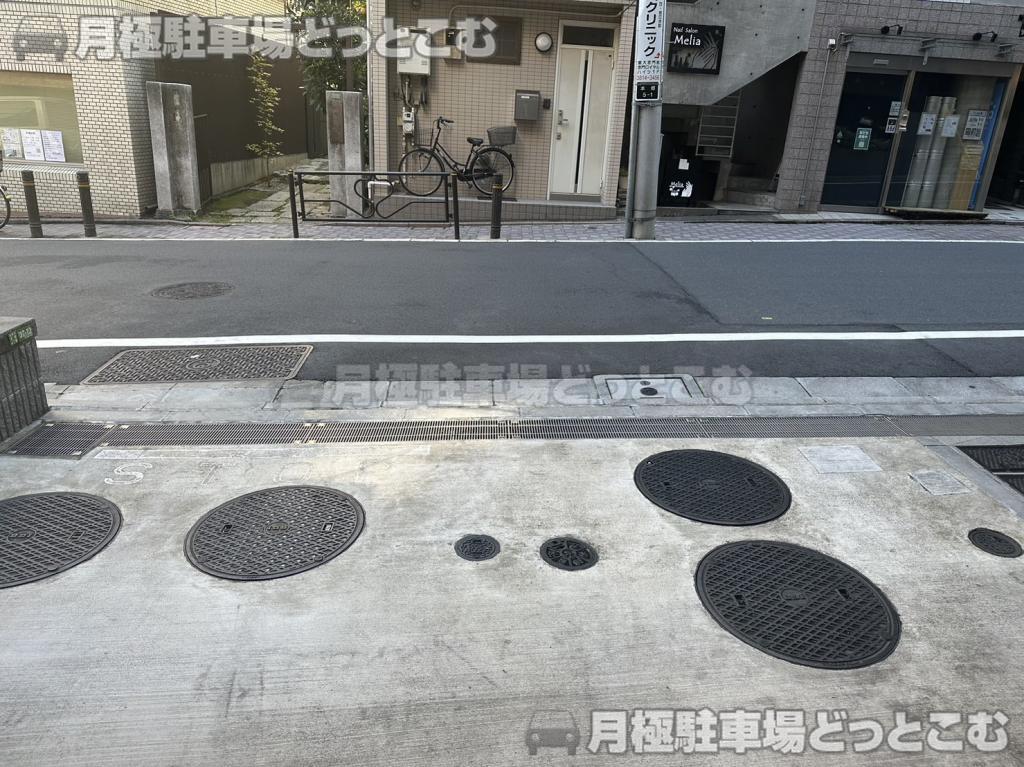 文京区本郷4丁目37-13の月極駐車場3