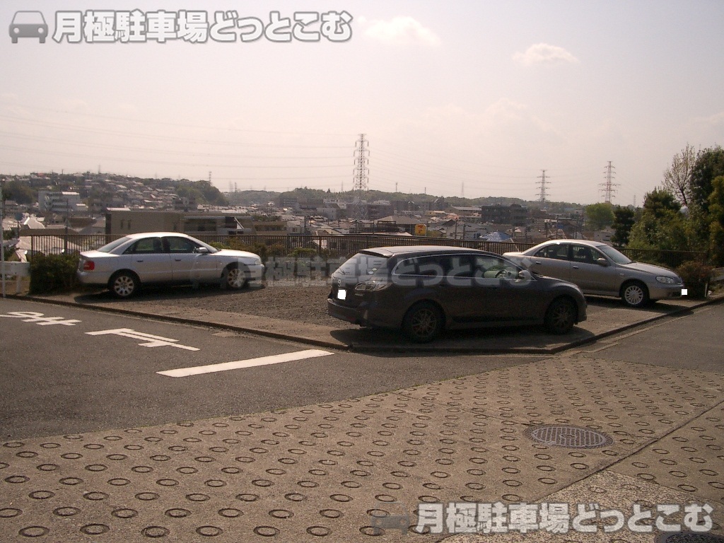横浜市港北区日吉本町5丁目68番の月極駐車場1