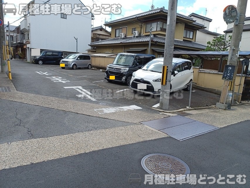 京都市右京区太秦乾町14-6の月極駐車場8