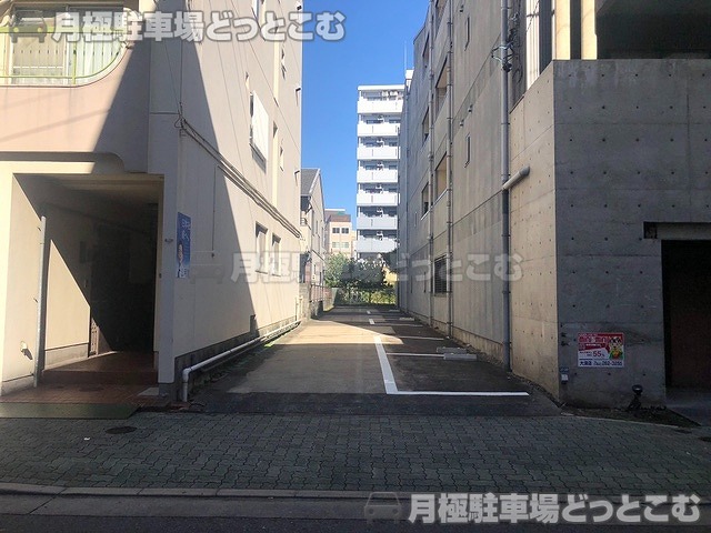 名古屋市中区栄5丁目2124-1の月極駐車場3