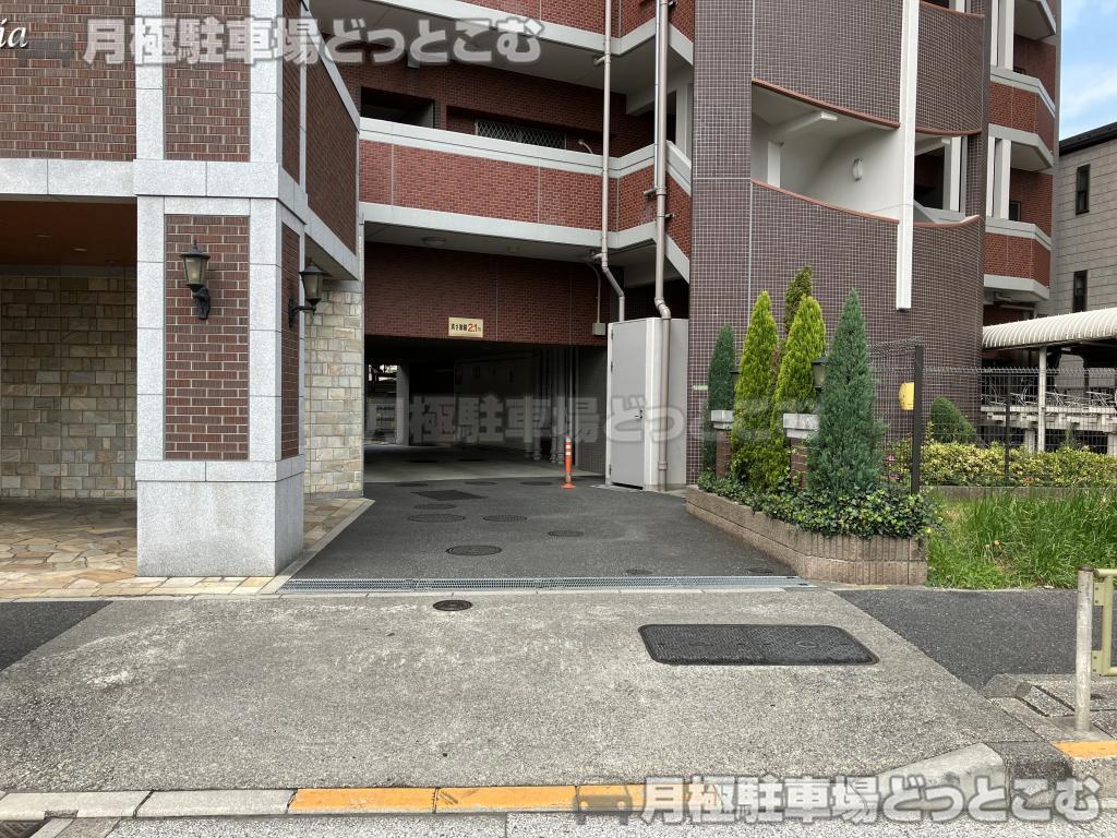 足立区梅田2-4-17の月極駐車場1