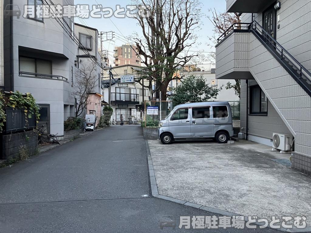 新宿区西早稲田2丁目3-12の月極駐車場1