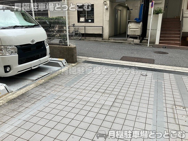 港区六本木3丁目8-5の月極駐車場5