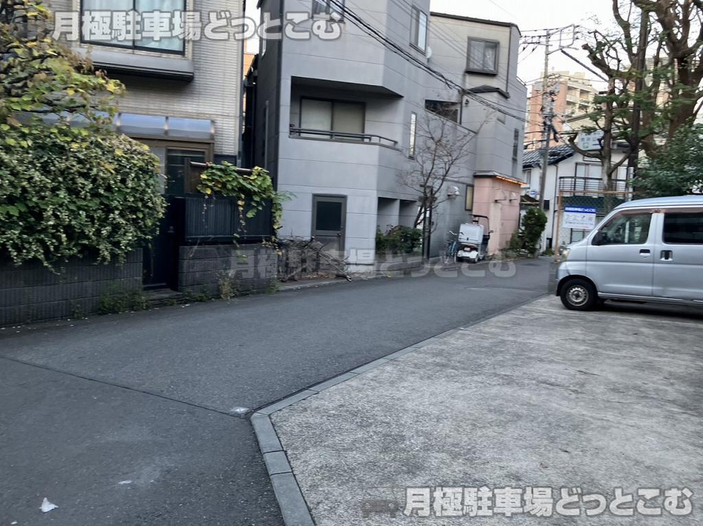 新宿区西早稲田2丁目3-12の月極駐車場3